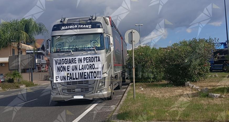 A Grotteria la protesta dei trasportatori contro il caro carburante – video