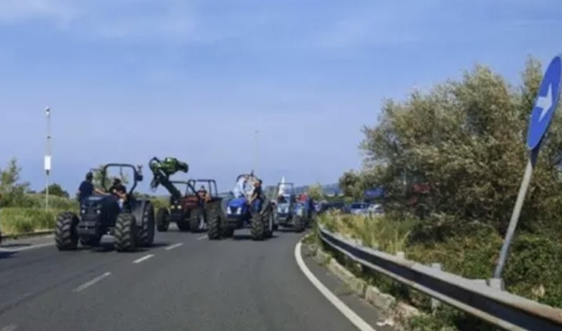 Prosegue la protesta degli agricoltori in Calabria, presidio tra l’ingresso dell’aeroporto di Lamezia e la Statale 280 Prosegue la protesta degli agricoltori in Calabria, presidio tra l’ingresso dell’aeroporto di Lamezia e la Statale 280