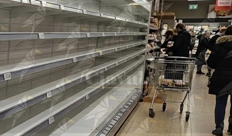 Protesta autotrasportatori, scaffali quasi vuoti nei supermercati in Calabria Protesta autotrasportatori, scaffali quasi vuoti nei supermercati in Calabria