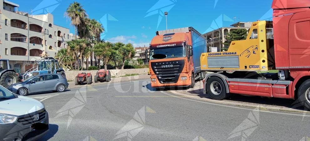 Presidi contro il caro benzina a Caulonia, il sindaco Cagliuso: “Li sosteniamo” – Video
