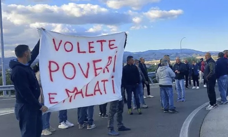 Caro carburante, in Calabria la protesta si allarga ai pescatori: sit-in sulla Statale 106 Caro carburante, in Calabria la protesta si allarga ai pescatori: sit-in sulla Statale 106