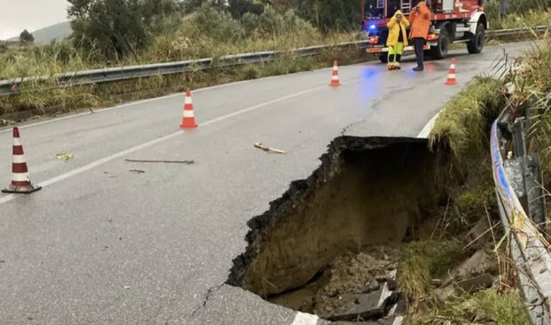 Maltempo in Calabria, cede strada nel Crotonese Maltempo in Calabria, cede strada nel Crotonese