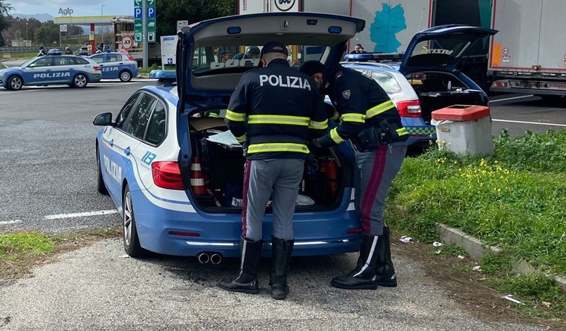 Camionista ubriaco semina il panico sull’A2 tra Mileto e Rosarno, interviene la Polizia stradale Camionista ubriaco semina il panico sull’A2 tra Mileto e Rosarno, interviene la Polizia stradale