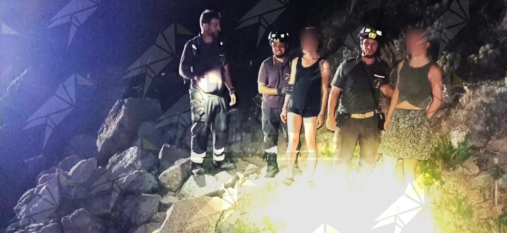 Bloccate sul sentiero verso il faro di Capo Vaticano: due turiste soccorse dai vigili del fuoco